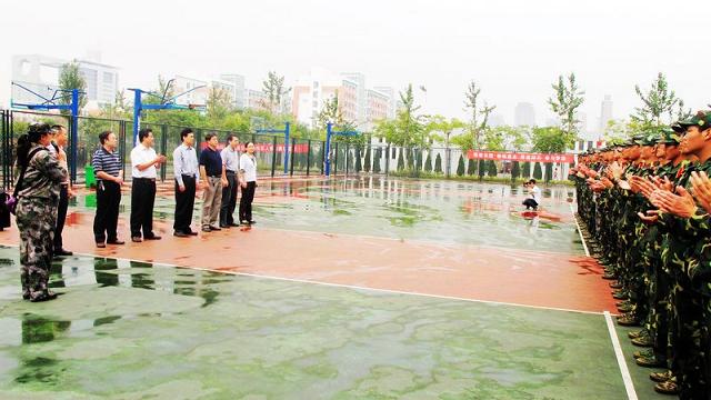 公司领导军训场看望新生